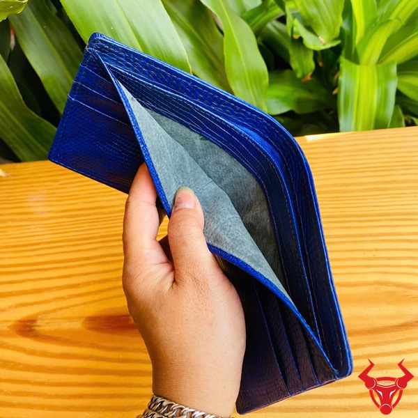 Ví Da Kỳ Đà VCA18 - Thời Trang Độc Đáo Và Cá Tính Ví da kỳ đà VCA18 với hoa văn nổi bật, thiết kế thời trang, thể hiện cá tính riêng trên tay người dùng.
