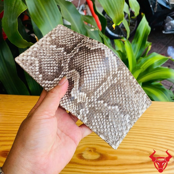 Ví Da Trăn VCA15 - Sang Trọng, Phong Cách Độc Đáo Và Cá Tính Ví da trăn VCA15 với thiết kế hai mặt màu trắng đen, hoa văn nổi bật, phù hợp với phong cách cá tính và thời trang.