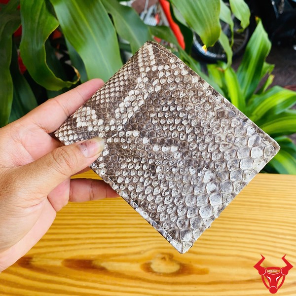 Ví Màu Trắng Đen VCA15 - Thể Hiện Cá Tính Và Phong Cách Thời Thượng Hình ảnh ví da trăn 2 mặt VCA15 màu trắng đen, nhỏ gọn, sang trọng, lý tưởng cho phong cách cá tính và thời trang.
