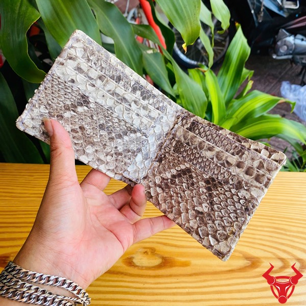 Ví 2 Mặt VCA15 - Phong Cách Cá Tính, Đẳng Cấp Và Thời Trang Hình ảnh ví 2 mặt màu trắng đen VCA15, chất liệu da trăn cao cấp, mang phong cách cá tính và thời trang.