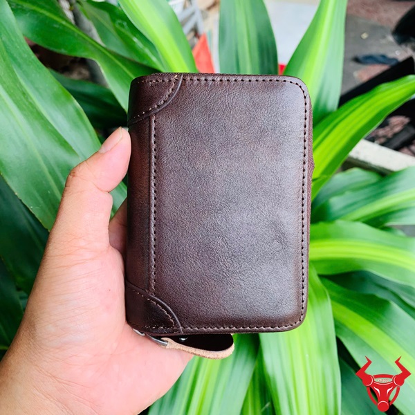 Ví Namecard Da Thật VDB61 – Thời Trang và Tiện Lợi Ví da namecard VDB61 màu nâu đậm với các đường may chắc chắn.