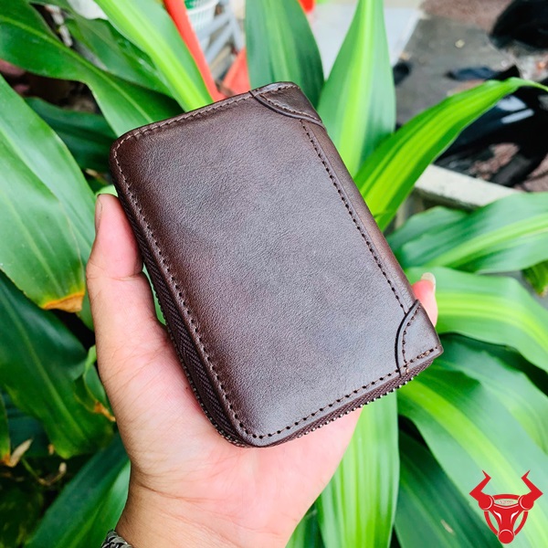 Ví Da Bò VDB61 – Phụ Kiện Cho Doanh Nhân Thành Đạt Ví đựng danh thiếp da bò màu nâu đất VDB61 được cầm tay.