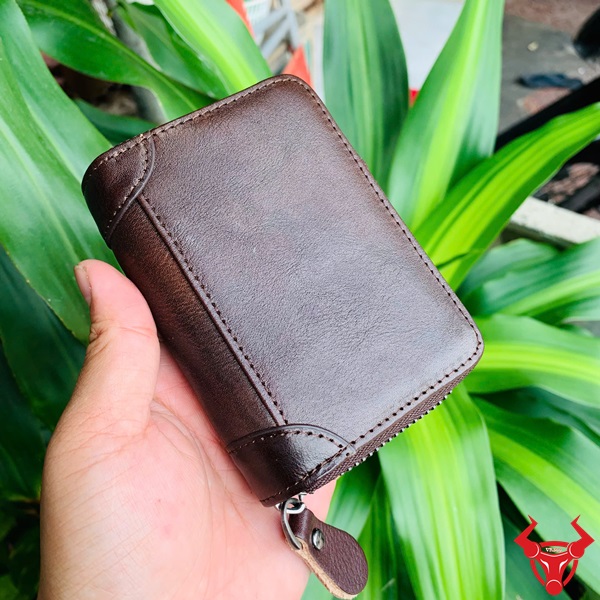 Ví Đựng Danh Thiếp Da Thật Màu Nâu – Bền và Đẹp Ví namecard VDB61 làm bằng da bò thật với tông màu nâu cổ điển.