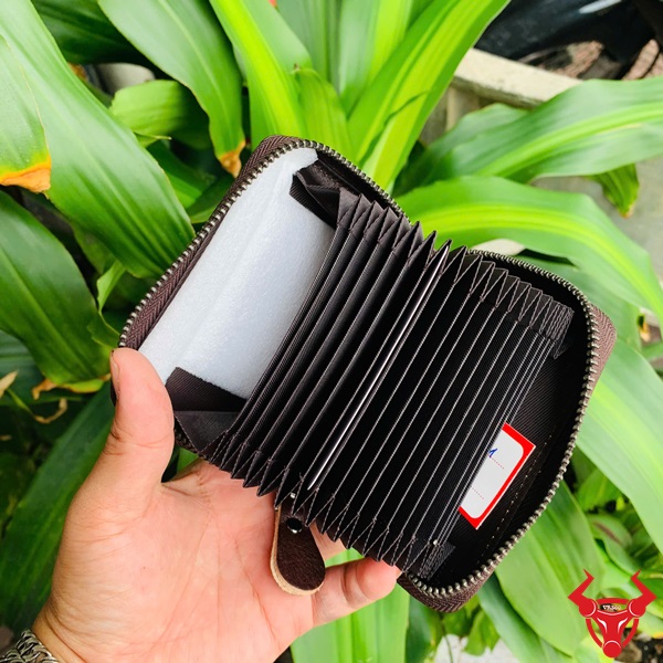 Ví VDB61 – Kết Hợp Giữa Thẩm Mỹ và Công Năng Cận cảnh ví đựng namecard da bò VDB61 với thiết kế bo góc mềm mại.
