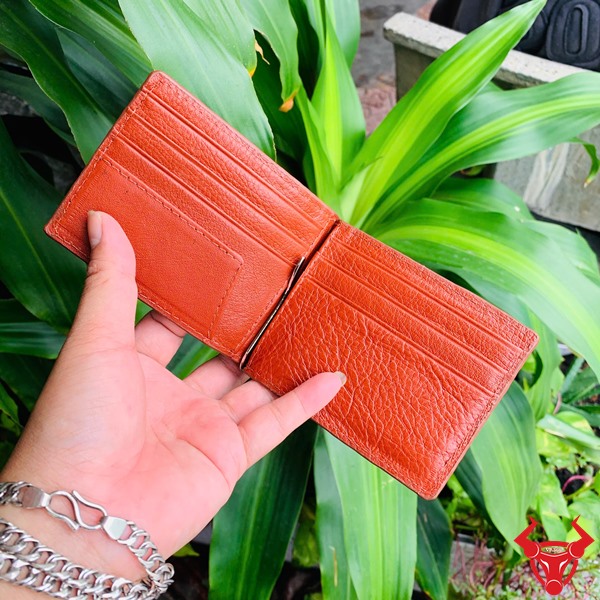 Ví Kẹp Tiền Màu Nâu Đỏ Sậm - Phong Cách Thời Thượng Hình ảnh ví da gai tay cá sấu VOA5 màu nâu đỏ sậm, nhỏ gọn, sang trọng, lý tưởng cho người yêu thích sự tiện ích và thời thượng.