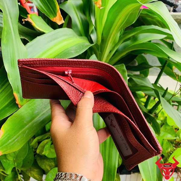 Chất riêng trong tay – Ví mini da kỳ đà thời thượng Ví da mini màu đỏ cam sang trọng nổi bật trong ánh sáng tự nhiên.