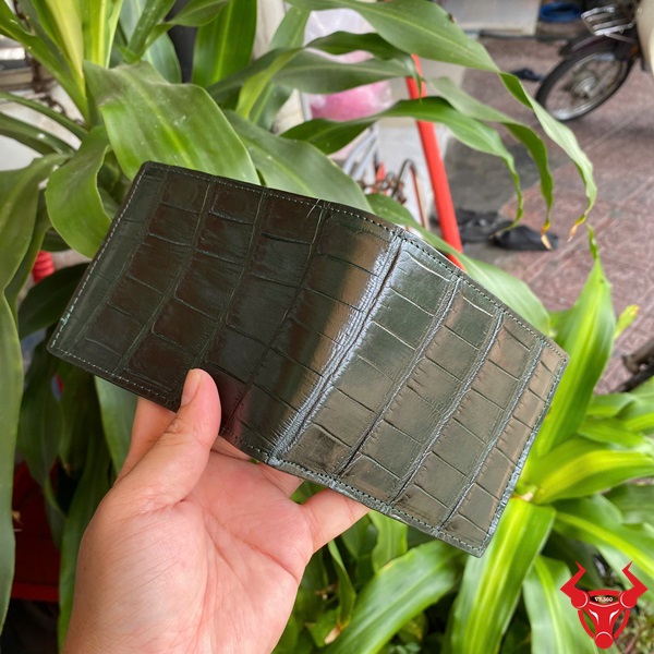 Ví Da Cá Sấu Thật 1M Cho Nam – Sang Trọng & Tinh Tế Ví nam da cá sấu màu xanh lá – lựa chọn của phái mạnh sang trọng.