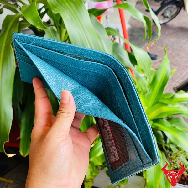 Ví Da Cá Sấu Thiết Kế Độc Lạ – Màu Xanh Nước Biển Ví da cá sấu gam xanh nước biển, thiết kế nổi bật, cá tính.