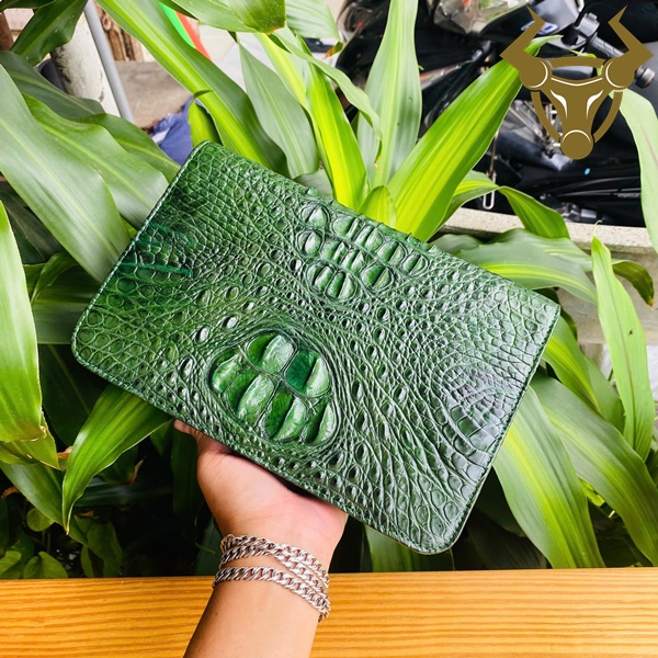 CAA4 – ví cầm tay nam da cá sấu gù nguyên tấm sang trọng Ví cầm tay da cá sấu gù màu xanh lá CAA4 cao cấp thời thượng