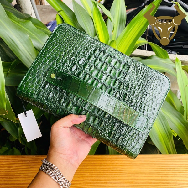 Clutch cá sấu CAA4 – đẳng cấp đến từ chất liệu thật Clutch gù cá sấu màu xanh lá đẳng cấp cho doanh nhân thành đạt