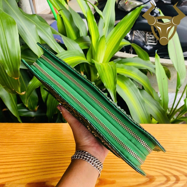 Clutch gù cá sấu CAA4 – thiết kế ấn tượng, bản lĩnh phái mạnh Clutch cầm tay da cá sấu thật màu xanh lá, gù nổi bật CAA4