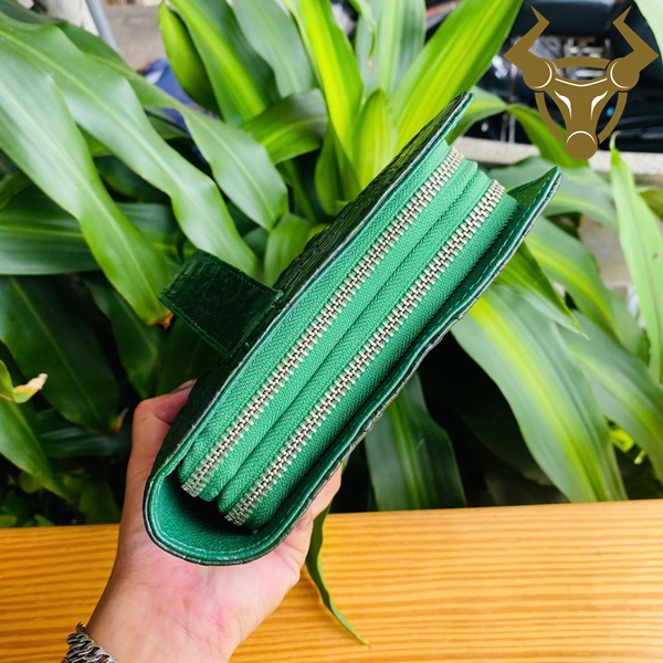Ví da cá sấu xanh lá – lựa chọn thời thượng cho doanh nhân Clutch thời trang da gù cá sấu xanh lá cao cấp dành cho nam giới hiện đại