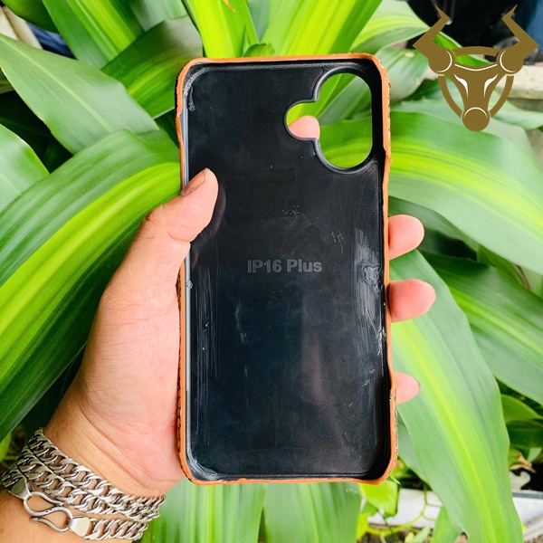 Phụ Kiện Nam Tính – Ốp iPhone 16 Plus Da Đà Điểu Cao Cấp Ốp iPhone 16 Plus da thật chân đà điểu – phụ kiện cho giới sành.