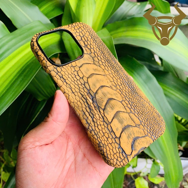 Ốp iPhone 16 Pro Da Thật Đà Điểu – Khác Biệt Từ Chất Liệu Ốp iPhone 16 Pro da thật chân đà điểu wax thủ công từng chi tiết.