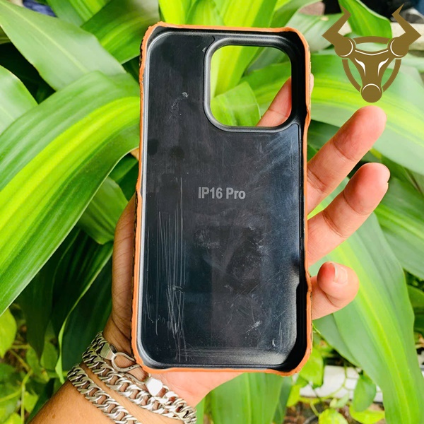 Ốp iPhone 16 Pro Độc Bản – Da Thật Wax Cao Cấp Ốp lưng iPhone 16 Pro da chân đà điểu wax vân lớn sắc nét.