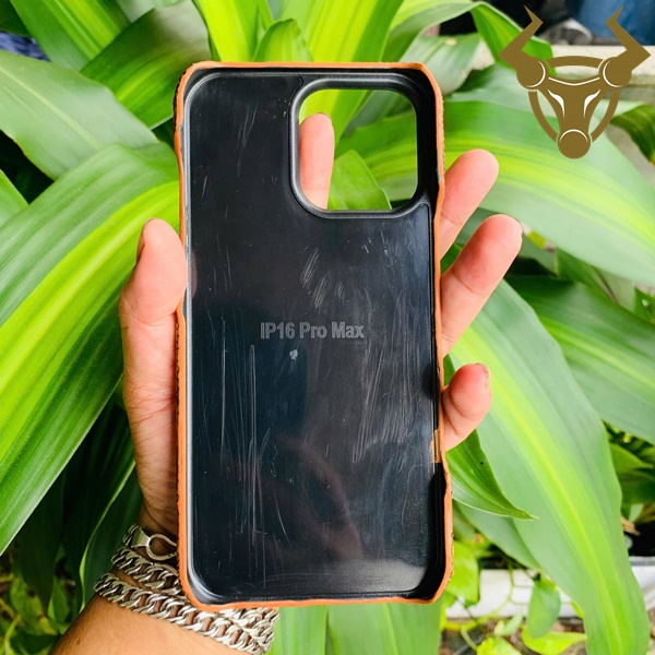 Ốp Lưng Thủ Công Da Thật iPhone 16 Pro Max – Khác Biệt Hoàn Toàn Ốp iPhone 16 Pro Max da chân đà điểu wax tông vàng nâu lịch lãm.