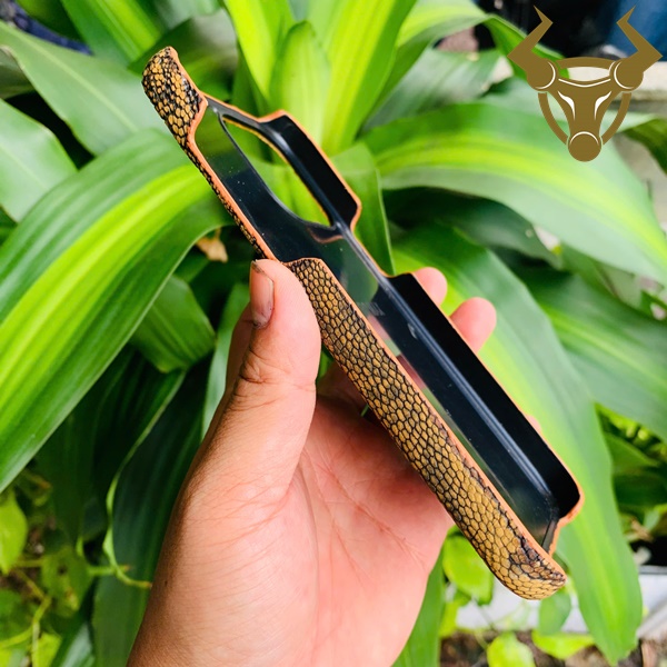 Ốp Lưng Thủ Công Da Thật – Đỉnh Cao Thời Trang iPhone 15 Pro Max Ốp iPhone 15 Pro Max da chân đà điểu wax độc bản, ánh sáng tự nhiên.