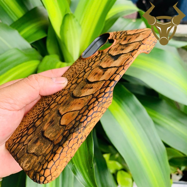 Ốp Da Đà Điểu Wax Cao Cấp Cho iPhone 16 – Phụ Kiện Khác Biệt Ốp iPhone 16 từ da chân đà điểu wax với hoa văn độc bản từng chiếc.