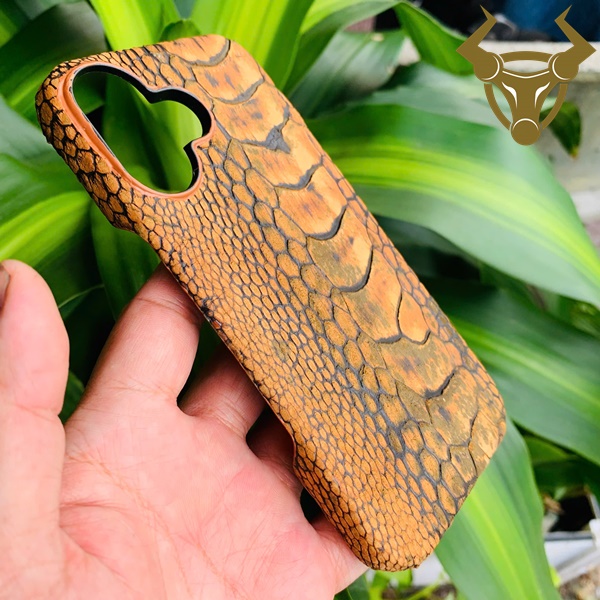 Ốp iPhone 16 Da Thật Chân Đà Điểu – Thủ Công Tinh Tế Ốp lưng iPhone 16 da chân đà điểu wax – thời trang và sang trọng.