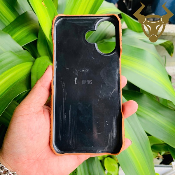 Phụ Kiện Nam Tính – Ốp Lưng Da Chân Đà Điểu iPhone 16 Ốp da chân đà điểu wax màu vàng gỗ cho iPhone 16 – cổ điển và sang.
