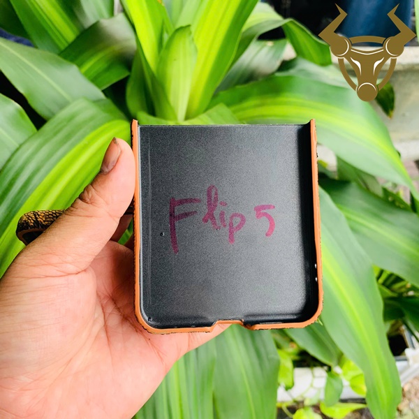 Ốp Gập Samsung Z Flip5 Cao Cấp – Da Chân Đà Điểu Ốp gập Samsung Z Flip5 da chân đà điểu ôm full viền.