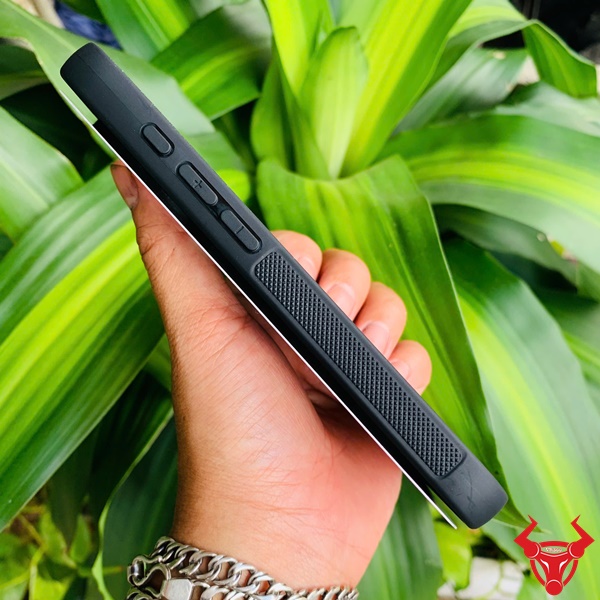 Dễ thiết kế Ốp Lưng Da iPhone 16Pro Viền Đen Phôi ốp lưng da iPhone 16Pro viền đen dễ thiết kế, chắc chắn, cứng cáp.