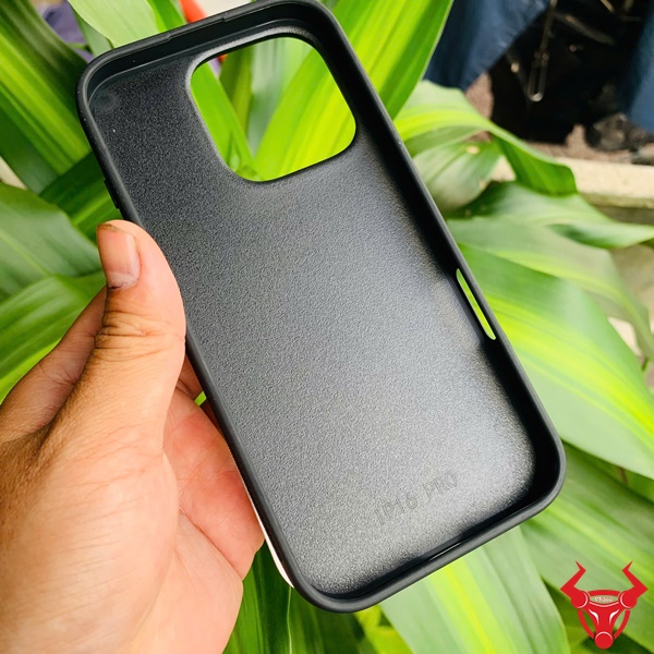 Chắc chắn và Cứng cáp Ốp Lưng iPhone 16Pro Viền Đen Ốp lưng da iPhone 16Pro viền đen chắc chắn, cứng cáp, dễ thiết kế.
