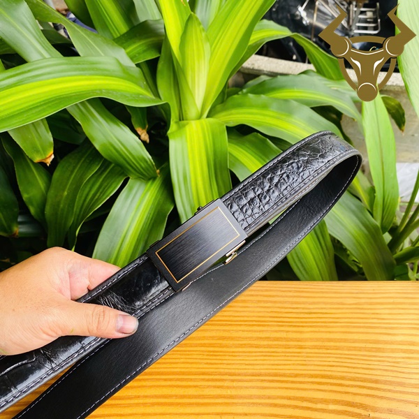Thắt lưng cá sấu bọc viền chỉ trắng – phong cách quý ông Thắt lưng nam cao cấp da cá sấu màu đen, khóa ray, đường chỉ trắng nổi bật