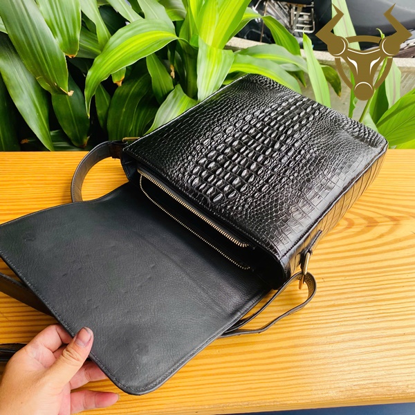Túi da cá sấu TIBA4 – phong cách, tiện lợi, sang trọng Túi đeo chéo nam da cá sấu cao cấp đựng iPad, tiện lợi và thời trang