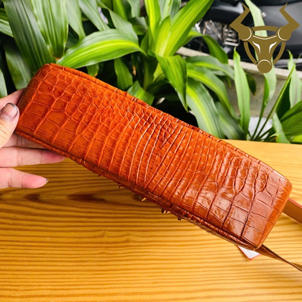 Phụ kiện doanh nhân – túi đeo chéo cá sấu gù Túi nam da gù cá sấu thật, form chữ nhật đứng, màu nâu đỏ cổ điển