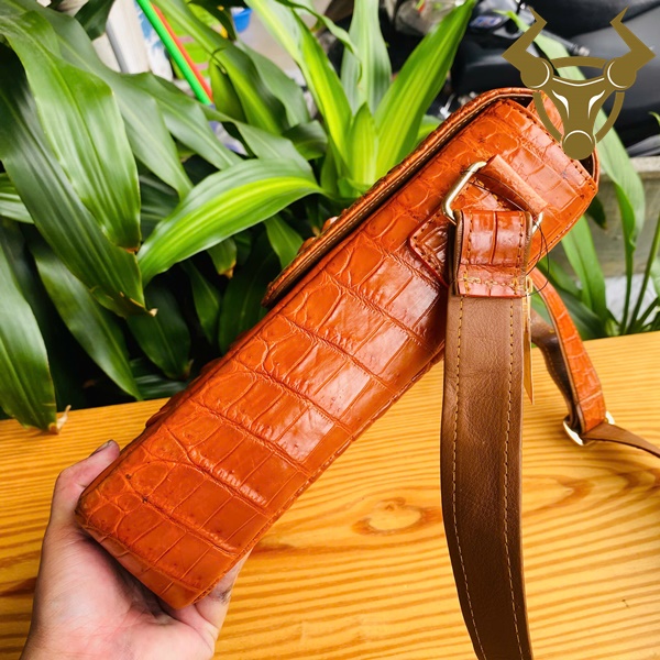TIBA4 – túi da gù lưng màu nâu đỏ phong cách Túi đựng iPad nam da cá sấu gù, màu nâu đỏ sang trọng, dây đeo vai