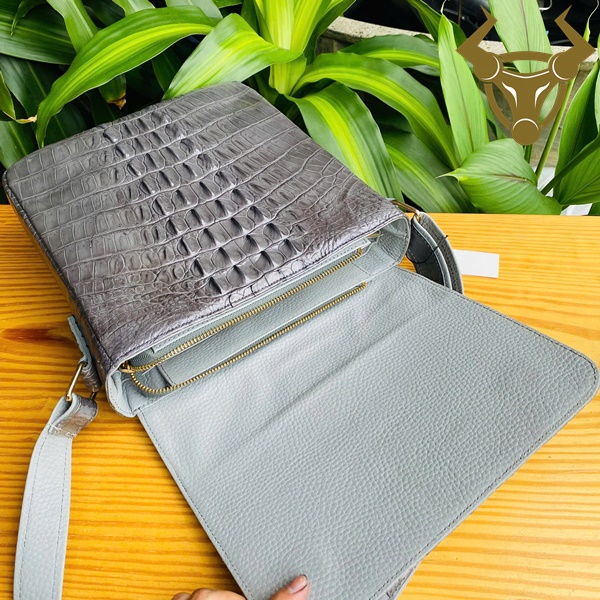TIBA4 màu xám – thời thượng, bền đẹp và phong cách Túi đựng iPad da cá sấu xám gù lưng – quà tặng sang trọng cho nam giới