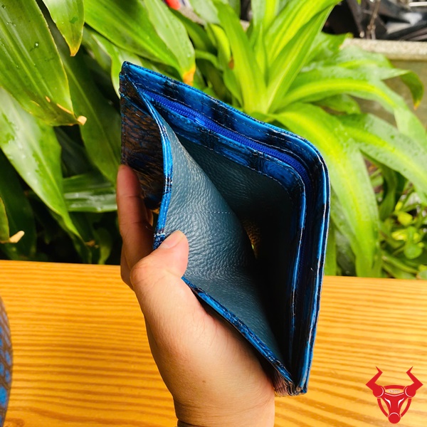Ví Đứng Da Cá Sấu Xanh Patina – Phong Cách Doanh Nhân Chiếc ví đứng màu xanh đậm với họa tiết vân cá sấu sắc nét.