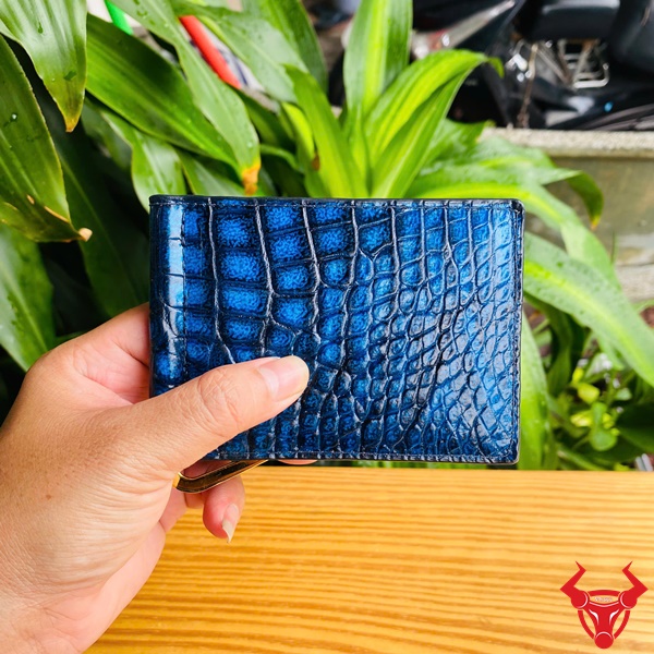 Ví Kẹp Tiền Nam Cao Cấp – Da Cá Sấu Thật Màu Xanh Patina Ví kẹp tiền da cá sấu màu xanh nằm gọn trong tay.