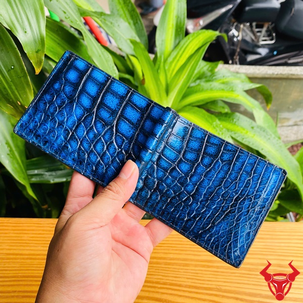 Phụ Kiện Sang Trọng – Ví Kẹp Tiền Da Cá Sấu Chính Hãng Cận cảnh ví da cá sấu xanh patina với ánh kim loại kẹp tiền.