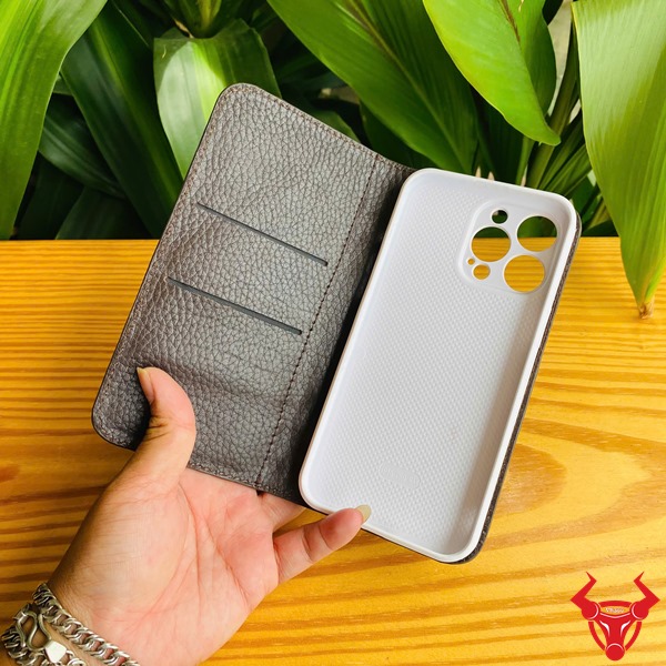 Bao Da iPhone 15 Pro Max Nâu Đất – Phụ Kiện Cao Cấp Từ Da Cá Sấu Bao da iPhone 15 Pro Max thủ công da cá sấu nâu đất.