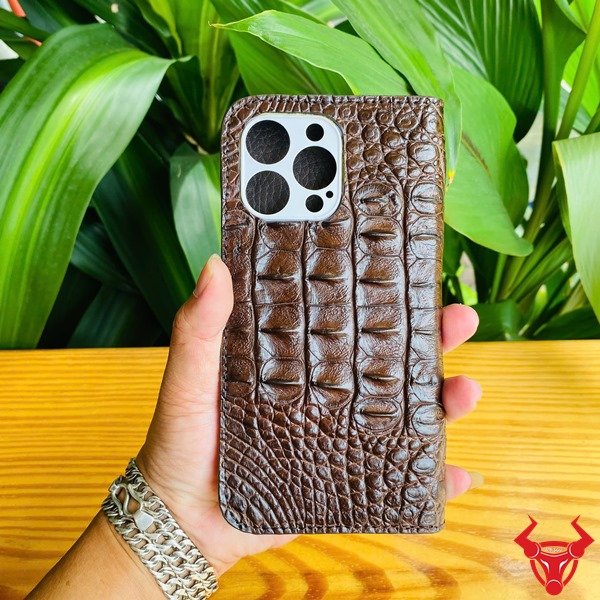 Bao Da iPhone 15 Pro Max Da Cá Sấu Gai Lưng Nâu Đất – Cao Cấp Sang Trọng Bao da iPhone 15 Pro Max da cá sấu gai lưng màu nâu đất.