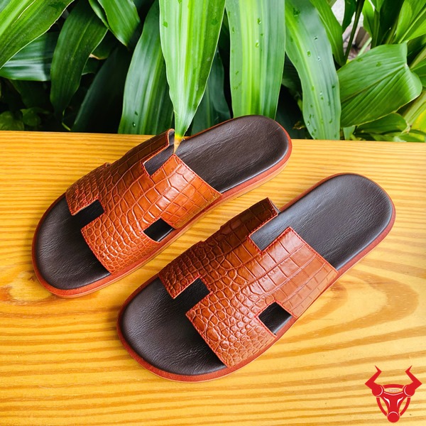 Dép Da Cá Sấu DJA8 Màu Nâu Bò – Lịch Lãm Bền Bỉ Dép chữ H da cá sấu DJA8, thời trang và chắc chắn.