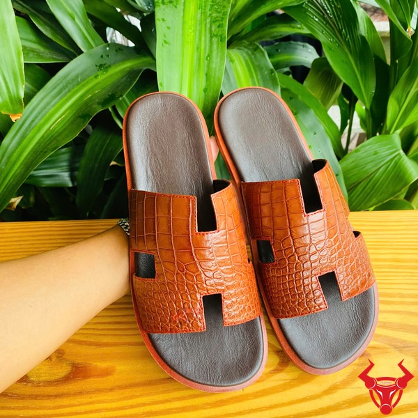 Dép DJA8 Chữ H Nâu Bò – Phong Cách Đẳng Cấp Dép chữ H da cá sấu DJA8, tinh tế và bền chắc.