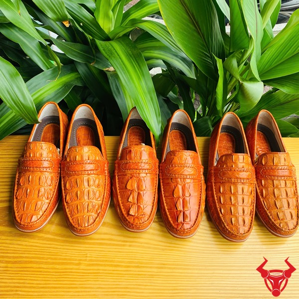 Giày Lười Nam Vàng Cam – Tinh Hoa Từ Da Cá Sấu Giày da cá sấu gai lưng phong cách.