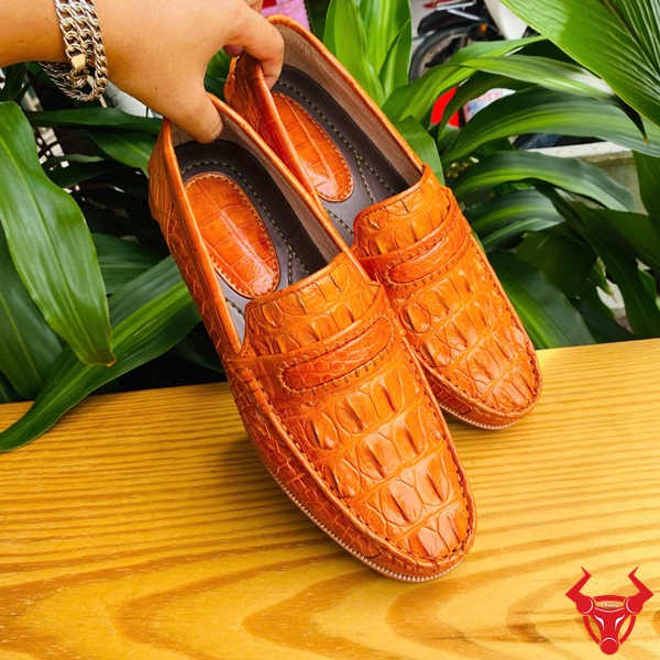 Giày Tây Nam Da Cá Sấu – Bước Chân Của Sự Tự Tin Giày tây sang trọng cho quý ông cao.