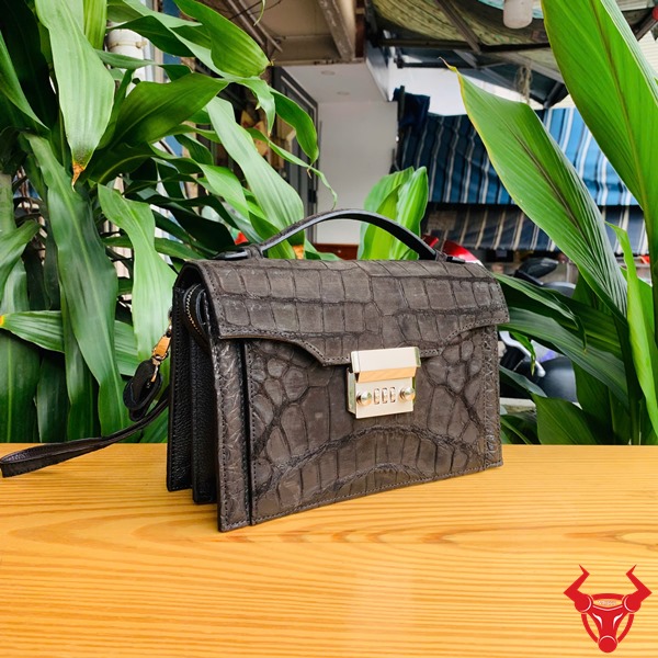 Túi Clutch TTL04 Da Cá Sấu Nubuck – Phong Cách Quý Ông Túi clutch TTL04 da cá sấu nubuck đẳng cấp, tinh tế.