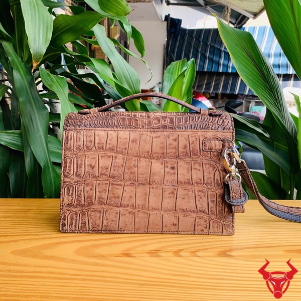 Clutch Da Cá Sấu Nubuck TTL04 – Thời Trang Cao Cấp, Khóa Số An Toàn Túi clutch TTL04 da cá sấu nubuck sang trọng, nam tính.