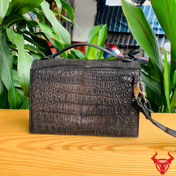 Túi Clutch TTL04 Da Cá Sấu Nubuck – Lịch Lãm Từng Chi Tiết Túi clutch TTL04 da cá sấu nubuck cao cấp cho doanh nhân.