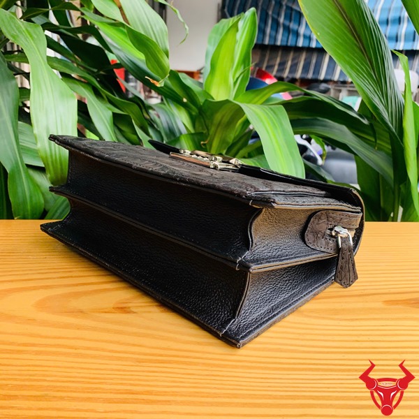 Clutch Da Cá Sấu Nubuck Khóa Số TTL04 – Đẳng Cấp Quý Ông Clutch TTL04 da cá sấu nubuck sang trọng, phong cách.