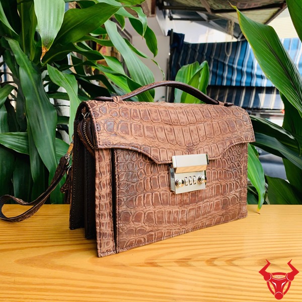 Túi Clutch Nam TTL04 – Phong Cách Và Thời Trang Cao Cấp Túi clutch TTL04 da cá sấu nubuck sang trọng cho nam.