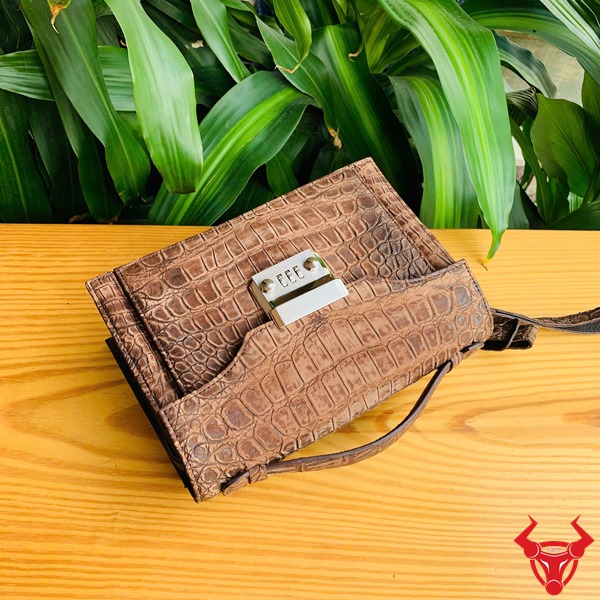 Clutch TTL04 Da Cá Sấu Nubuck – Phụ Kiện Doanh Nhân Túi clutch TTL04 da cá sấu nubuck phong cách độc đáo.