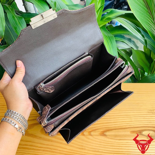 Túi Clutch Da Cá Sấu Nubuck TTL04 – Tinh Tế Và Thời Thượng Túi clutch TTL04 da cá sấu nubuck lịch lãm, sang trọng.