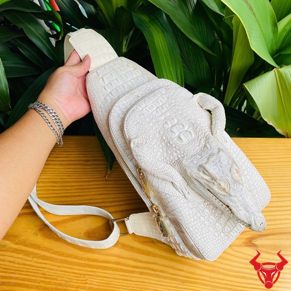 Túi Ngực Cá Sấu Bạch Tạng – Biểu Tượng Quyền Lực Túi đeo ngực da cá sấu bạch tạng thời thượng.