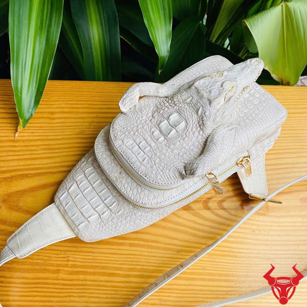 Túi Da Cá Sấu Bạch Tạng – Cá Tính Mạnh Mẽ Túi đeo ngực cá sấu bạch tạng nguyên con phong cách mạnh.